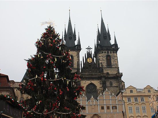 На Рождество в Германии устраивают средневековые гуляния, а в Чехии политики угощают прохожих рыбным супом 