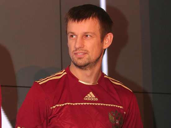Один из лучших футболистов России, обладатель Суперкубка, Сергей Семак вынужден был судиться с «Мосводоканалом» из-за крышки люка, повредившей его иномарку