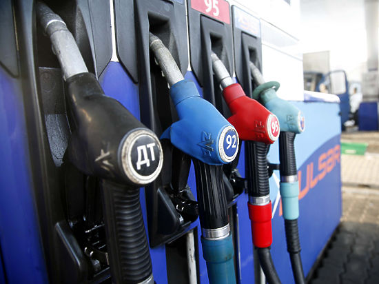 Нефть дешевеет, а водители раскошеливаются