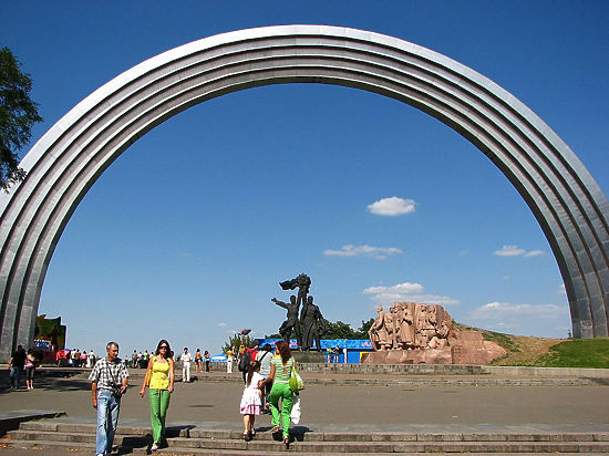 Чиновники от культуры желают избавить столицу от памятника в честь воссоединения Украины с Россией