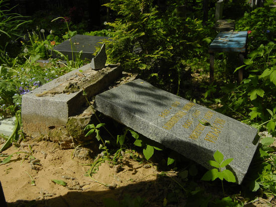 Мальчика, которого придавило надгробной плитой на могиле деда, уже похоронили