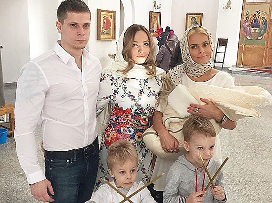 Солистка группы «Блестящие» Ксения Новикова стала крестной мамой