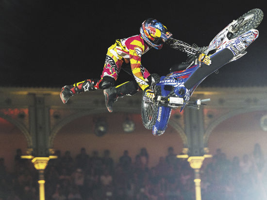 В Мадриде прошел третий этап мировой серии чемпионата по фристайл-мотокроссу Red Bull X-Fighters