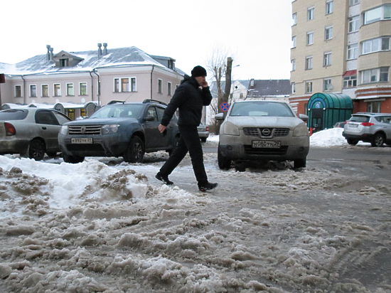 Грязь и слякоть на городских улицах стали неотъемлемой картинкой предпраздничного Архангельска.