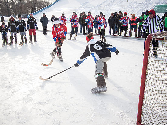 В пермские дворы вернулась старинная русская забава – хоккей на валенках 