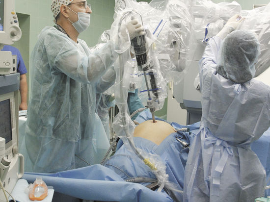 Уникальную операцию с помощью робота по удалению матки, пораженной опухолью, провели в минувшую среду в МОНИИАГе