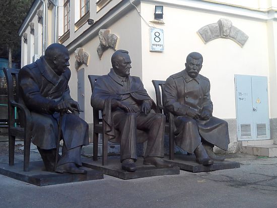 Сталин с нами: памятник «Большой тройке» после 10 лет скандалов и скитаний привезли в Крым