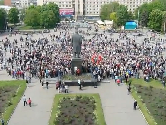 На юго-востоке Украины на праздновании Дня Победы 9 мая многие ветераны пришли на парад без орденов и медалей - чтобы не привлекать к себе излишнего внимания