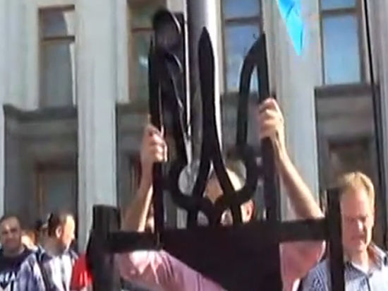 К зданию Рады в Киеве приволокли гильотину с украинским тризубом, требуя люстрации