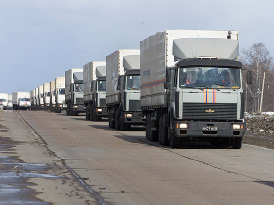 Гуманитарный конвой для жителей юго-востока Украины был отправлен из России неделю тому назад, но до сих пор не достиг Донецка и Луганска. 