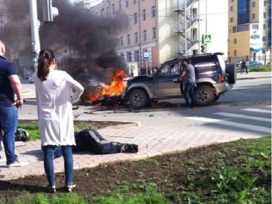В центре Якутска после столкновения с автомобилем загорелся мотоцикл