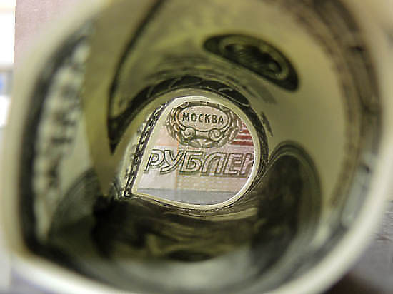 Ослабление российской валюты продолжилось в понедельник