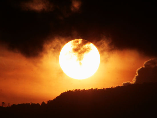 В понедельник одна из самых крупных за последние шесть лет вспышек на Солнце приведет к серьезной магнитной буре, заявил представитель Института прикладной геофизики