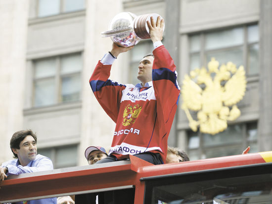 Сборная России по хоккею привезла чемпионский кубок в Москву