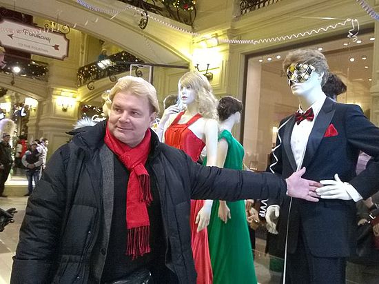 Александр Васильев презентовал в центре Москвы выставку "Звездный гардероб" в надежде, что "мода вне политики" 