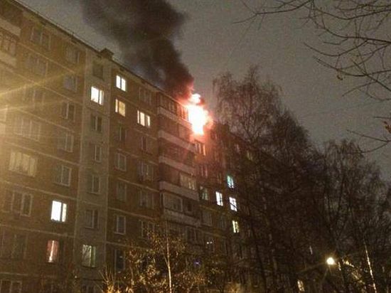 По их словам, пожарные не смогли подобраться к горящей квартире из-за неправильной планировки квартала