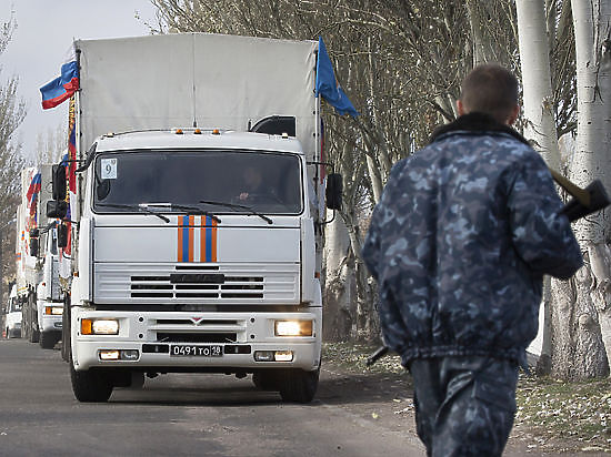Две колонны МЧС России с гуманитарным грузом начали движение в сторону Донецка и Луганска