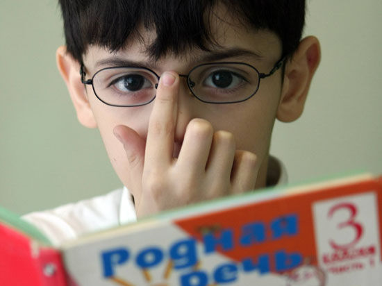 Портить зрение, сидя за учебниками даже часами, перестанут российские школьники