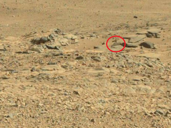 На одном из присланных марсоходом Curiosity фото можно разглядеть странный объект, напоминающий надгробие