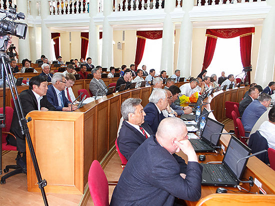 В Улан-Удэ состоялась очередная, восьмая сессия Народного Хурала Бурятии, где депутаты утвердили в первом чтении бюджет республики на 2015 год