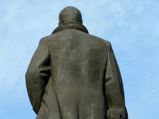 Монументы были повреждены в  Октябрьском и Орджоникидзевском районах города