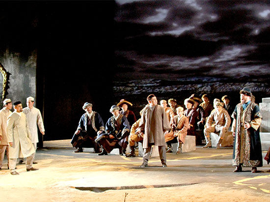 На сцене Казахского государственного академического театра оперы и балета имени Абая прошли два классических вечера, посвященных  премьере обновленной оперы “Абай”. 