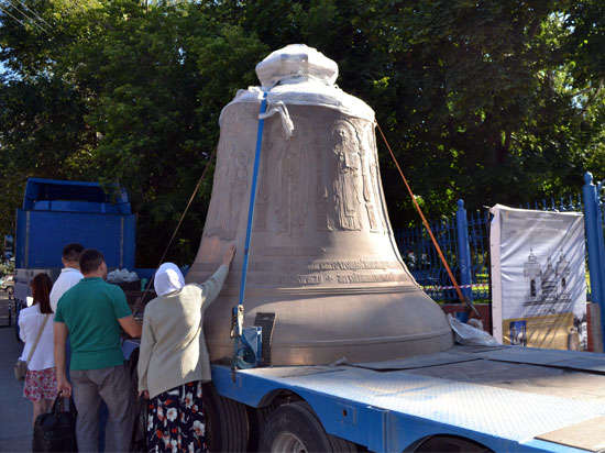 Новый колокол Александро-Невской лавры по дороге в Питер заехал в Уфу