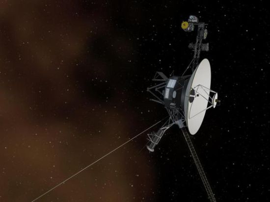 Новые данные, полученные космическим аппаратом Voyager 1, помогли ученым подтвердить, что зонд действительно в данный момент уже путешествует в межзвездном пространстве