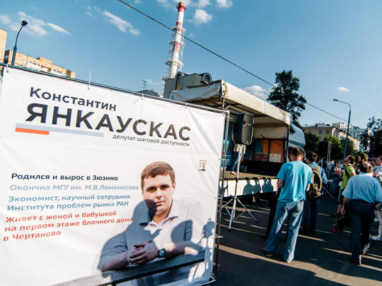 Песнь о зюзинских пятиэтажках: на Нахимовском проспекте прошла акция в защиту арестованного кандидата в депутаты