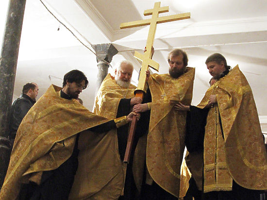 Новый золотой крест водрузили на колокольню в присутствии депутатов и чиновников