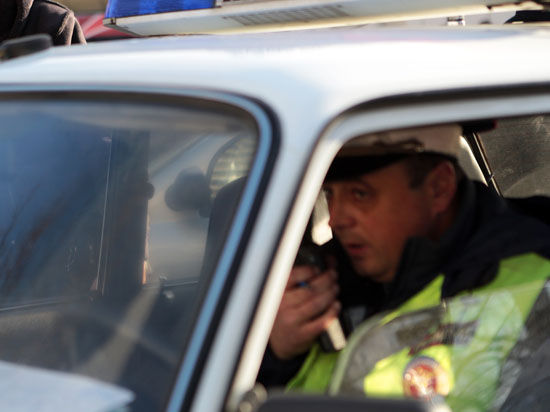 Двое сотрудников отдела по борьбе с незаконным оборотом наркотиков УМВД России по Красногорскому району были задержаны на днях прямо на рабочем месте