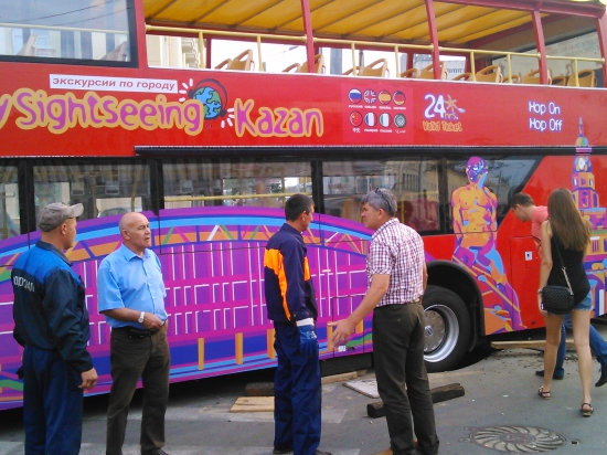 В Казани провалился в яму экскурсионный автобус