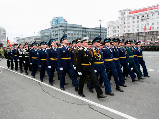 Более двух тысяч человек приняли участие в торжественном построении Челябинского гарнизона