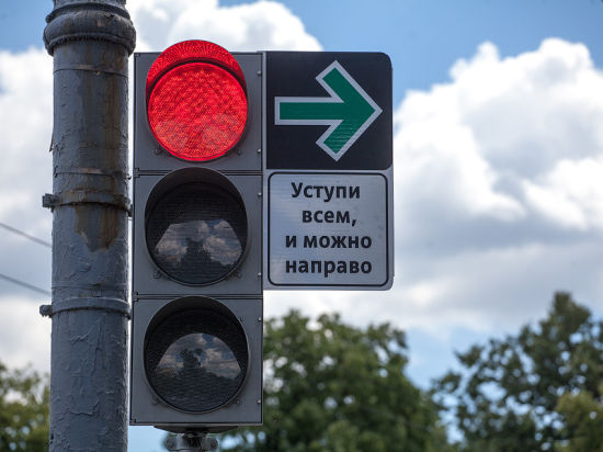 Первый вице-премьер  РФ Игорь Шувалов поручил внести изменения в Правила дорожного движения, разрешив правый поворот автомобилей на красный сигнал светофора