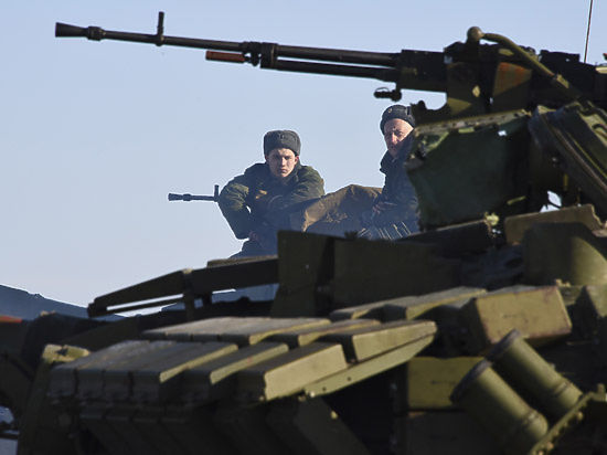 Сторонники ДНР накапливают бронетехнику вдоль линии разграничения, заявил спикер АТО