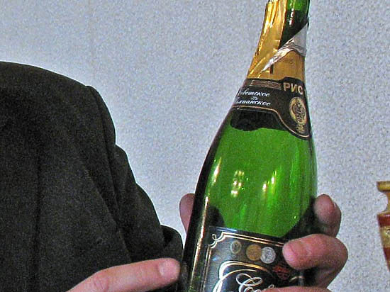 Стакан шампанского пришлось откачивать проктологам из брюшной полости 34-летнего москвича