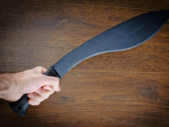 Вооружен до зубов: южноуралец заявился в полицию с мачете и штык-ножом