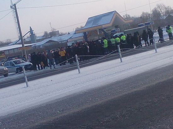 Перекрыли трассу пермь екатеринбург. Фролы трасса Пермь. ДТП Пермский край во Фролах. Фролы остановка Пермь на трассе. Почему сегодня в Перми перекрывали дорогу.