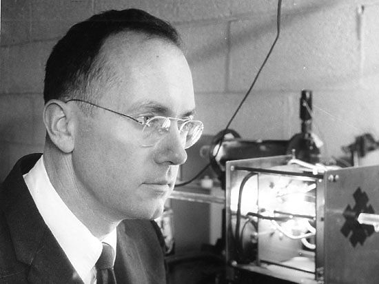 Чарльз Таунс изменил современный мир своими изобретениями: лазером и микроволновым генератором 