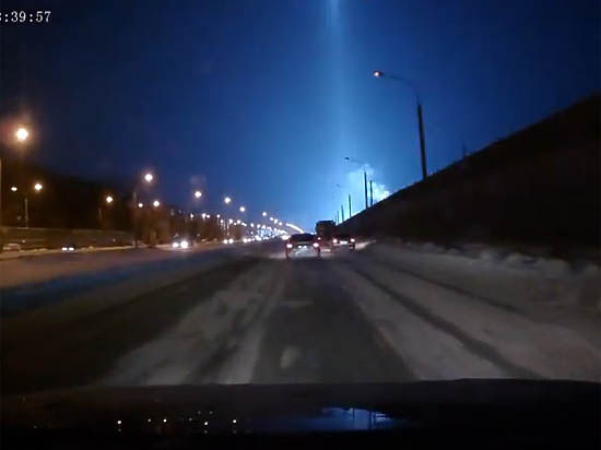Вчера ночью в районе полуночи многие жители столицы Среднего Урала оказались не на шутку встревожены загадочной вспышкой на небе
