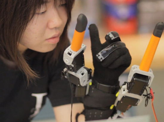 Массачусетский технологический институт дополняет человеческую руку двумя роботизированными пальцами