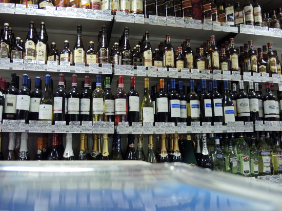 В общей структуре продаж алкоголя крепкие напитки занимают больше половины

