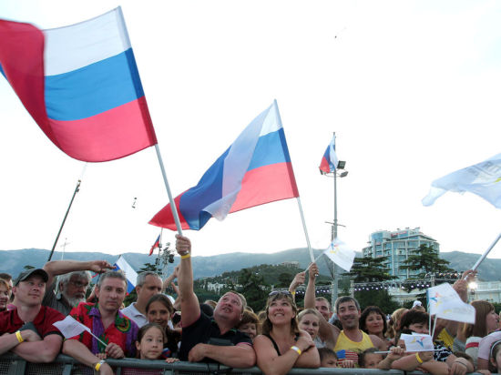 Отмечать День Независимости России на набережной собралось вчера шестьдесят пять тысяч крымчан и туристов 