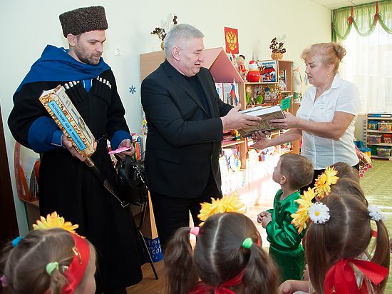 Градоначальник и атаман посетили детский сад «Росинка»