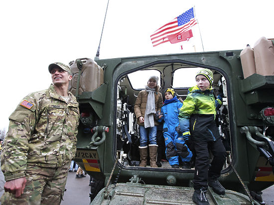 В ноябре 2014 года БТРы под американскими флагами прошли по улицам латвийской столицы – Риги
