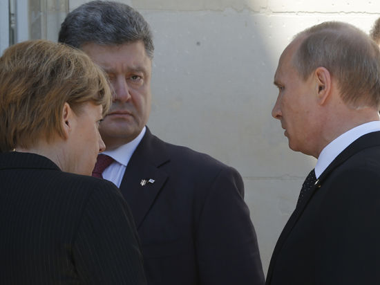 Президенты России и Украины встали с противоположных сторон на фотографировании