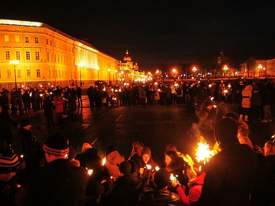 150 человек на Дворцовой площади составили живой смайлик (:{ 