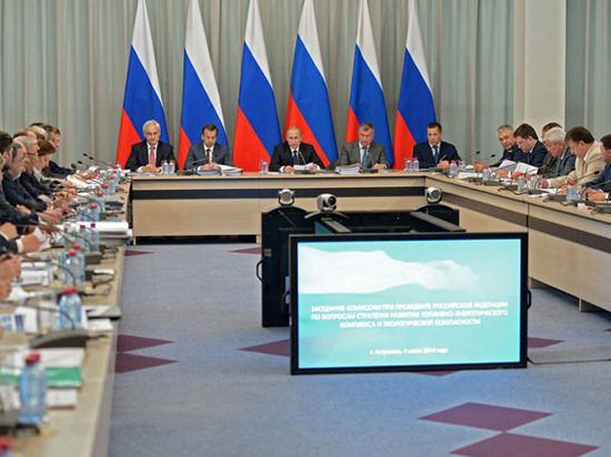 На совещании в Астрахани обсудили будущее нефти и газа

