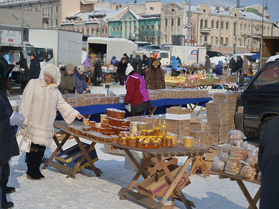 Краевая продовольственная ярмарка работает на центральной площади Владивостока