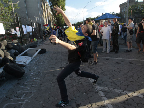 Российское посольство в Киеве закидали булыжниками и яйцами с зеленкой